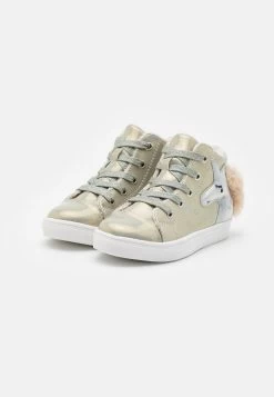 Tienda de moda infantil. -Tienda de moda infantil. 622666ba019144a5b3aecd98d79fcec0